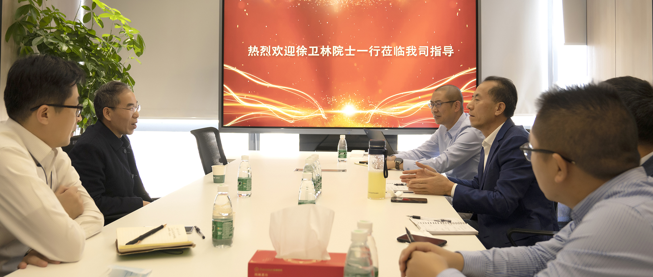 中国工程院院士、武汉纺织大学堂长徐卫林造访bevictor伟德医