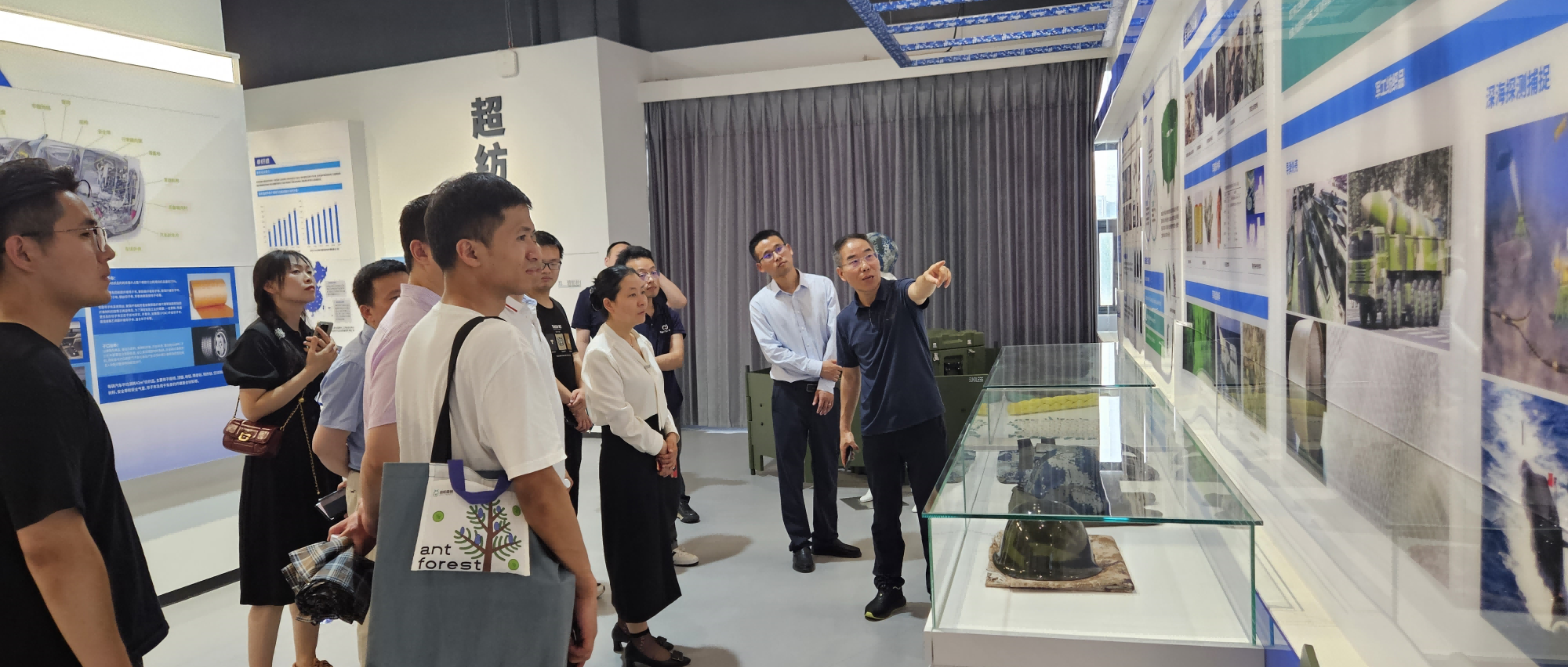 中南医院参观bevictor伟德创新钻研院合作高校武汉纺织大学，共探医纺结合创新之路